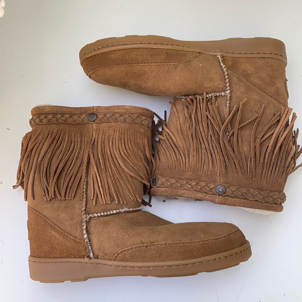 AUTH NIB MINNETONKA SHEEPSKIN PUG BOOTS TAN